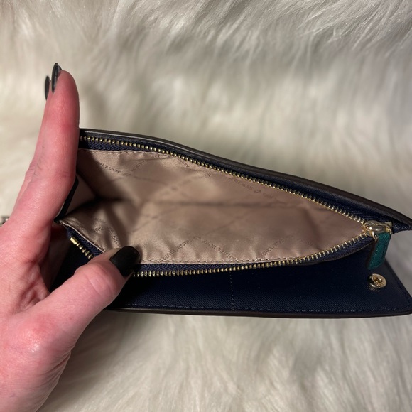 Green Michael Kors wallet - Picture 4 of 4